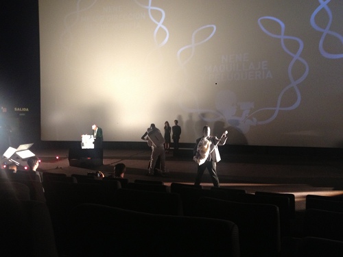 Astronauta y bicho besándose mientras "Vigalondo" amenaza con atentar. El momento inefable.