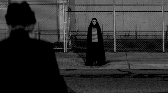 Una imagen de A girl walks home alone at night
