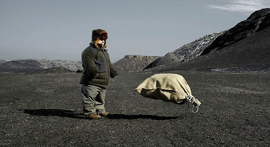 Uno de los enanos demostrando sus poderes sobrenaturales en La distancia