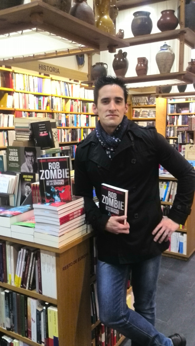 Daniel Rodríguez Sánchez, autor del libro Rob Zombie, las siniestras armonías de la sordidez, posa con su publicación