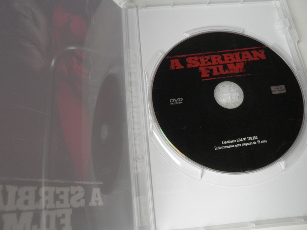 Interior del DVD de A Serbian Film, editado por Vial of Delicatessens