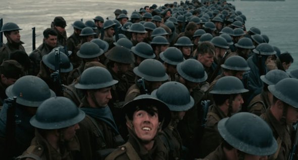 Los numerosos extras se alinean en filas de soldados en Dunkerque, de Christopher Nolan