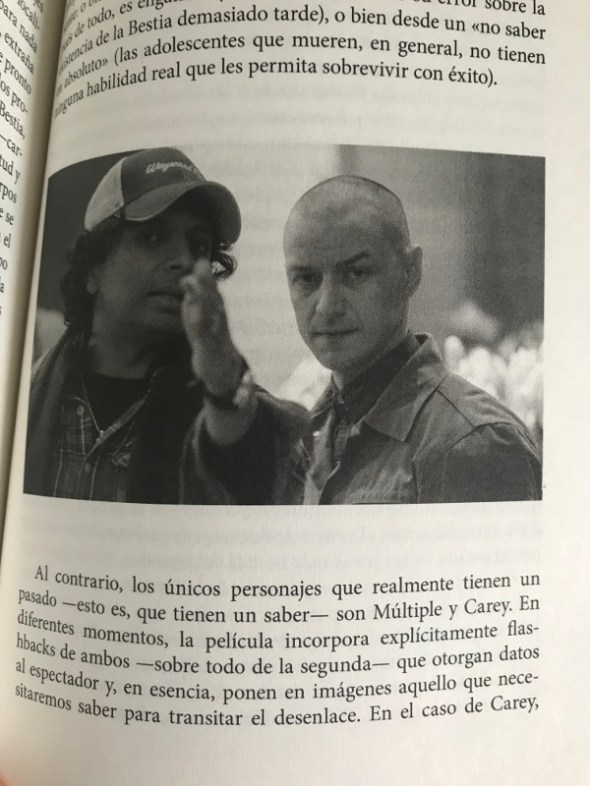 Una imagen del interior del libro M. Night Shyamalan. El cineasta de cristal