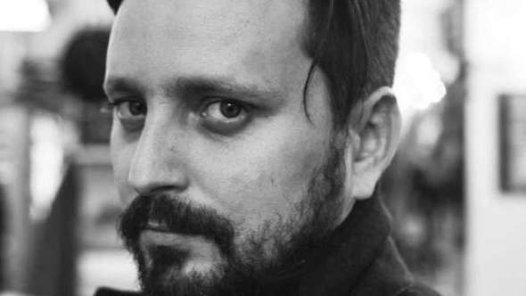 Una fotografía de Aleandro Fadel, director de Muere, monstruo, muere