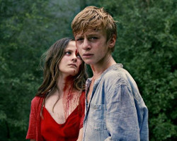 Fantine Harduin y Thomas Gioria en Adoration, dirigida por Fabrice Du Welz