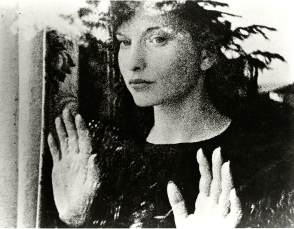 Una imagen de Meshes of the Afternoon, dirigido por Maya Deren y Alexander Hammid