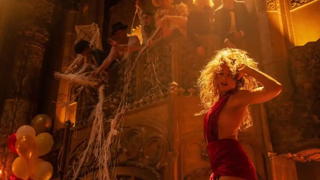 Margot Robbie dando vida al actor Nellie LaRoy en Babylon