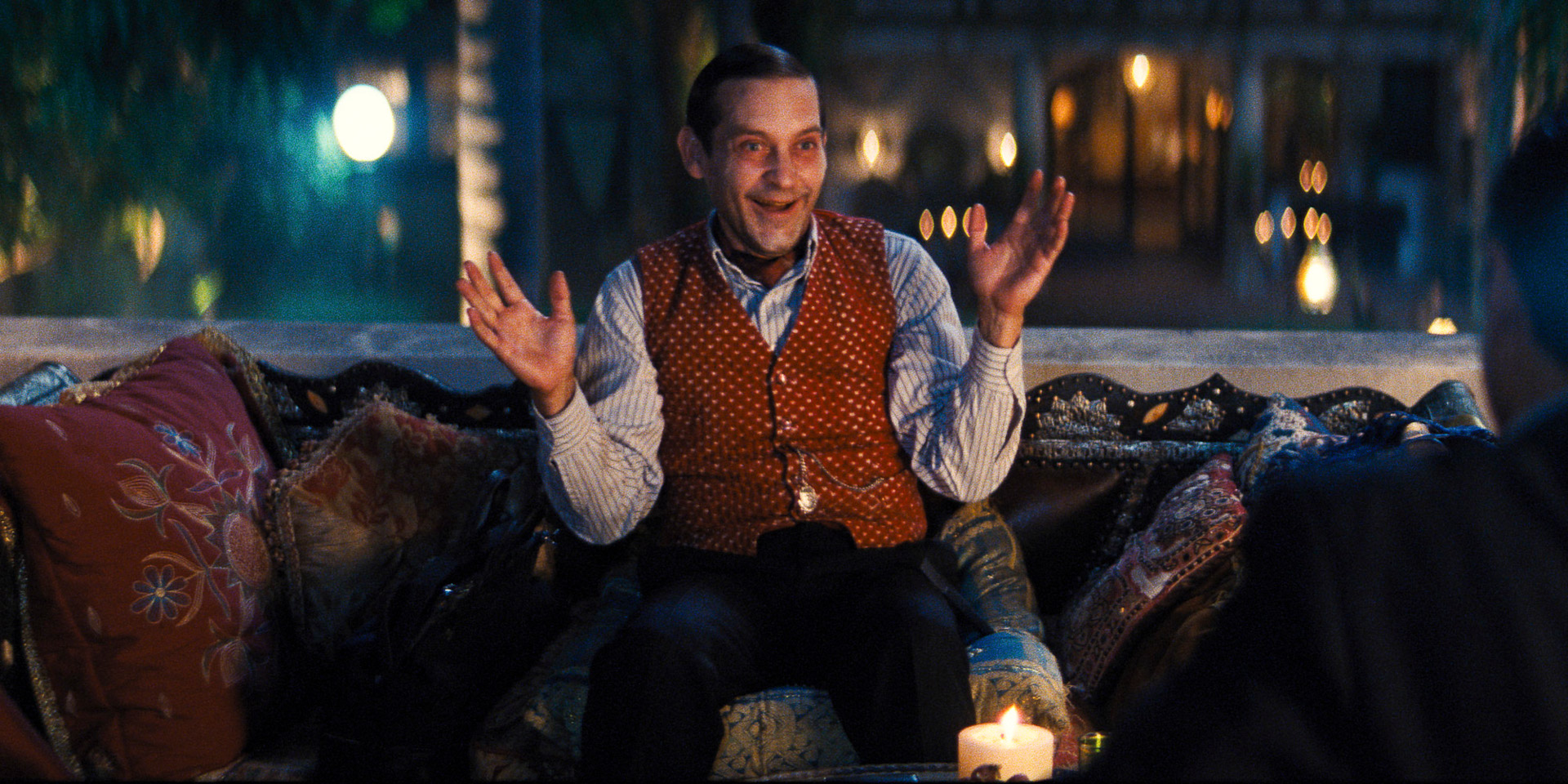 Una imagen de Tobey Maguire interpretando a James McKay en Babylon