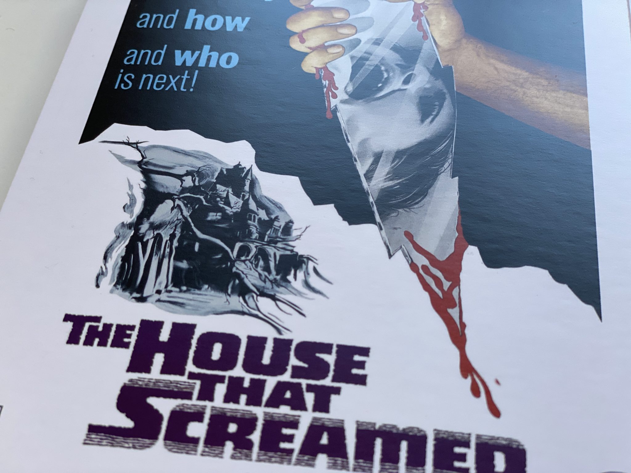 Detalle frontal slipcover limitada del Blu-ray de La residencia (The House that Screamed)