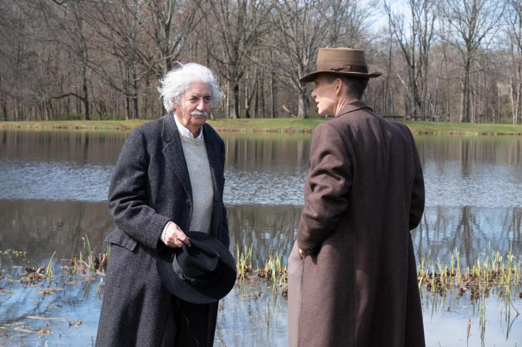 Einstein dialoga con Oppenheimer