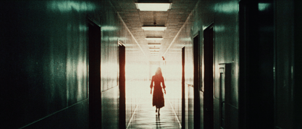 El pasillo cíclico hacia la pesadilla en Messiah of Evil