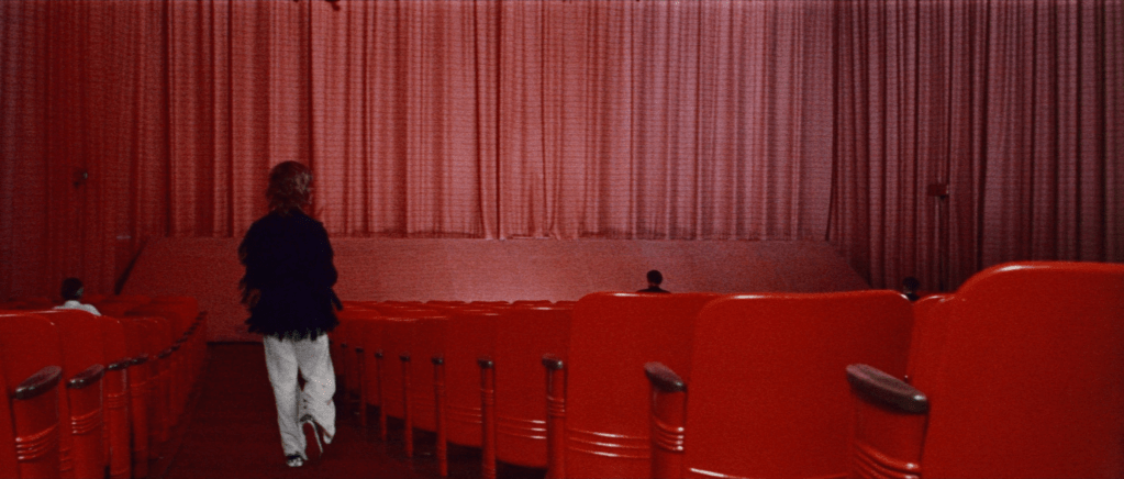 Plano inundado en rojo que avisa de un peligro inminente en Messiah of Evil