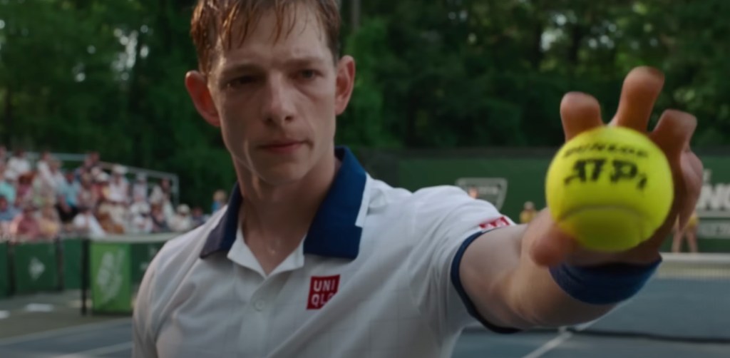 Mike Faist a punto de jugar la pelota en Rivales (Challengers)