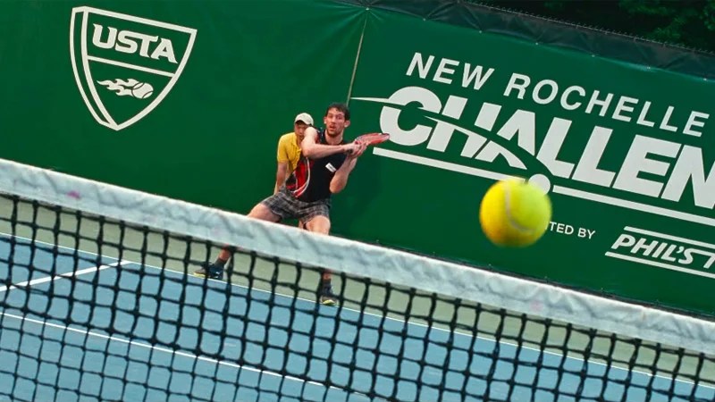 Josh O'Connor jugando al tenis en Rivales (Challengers)