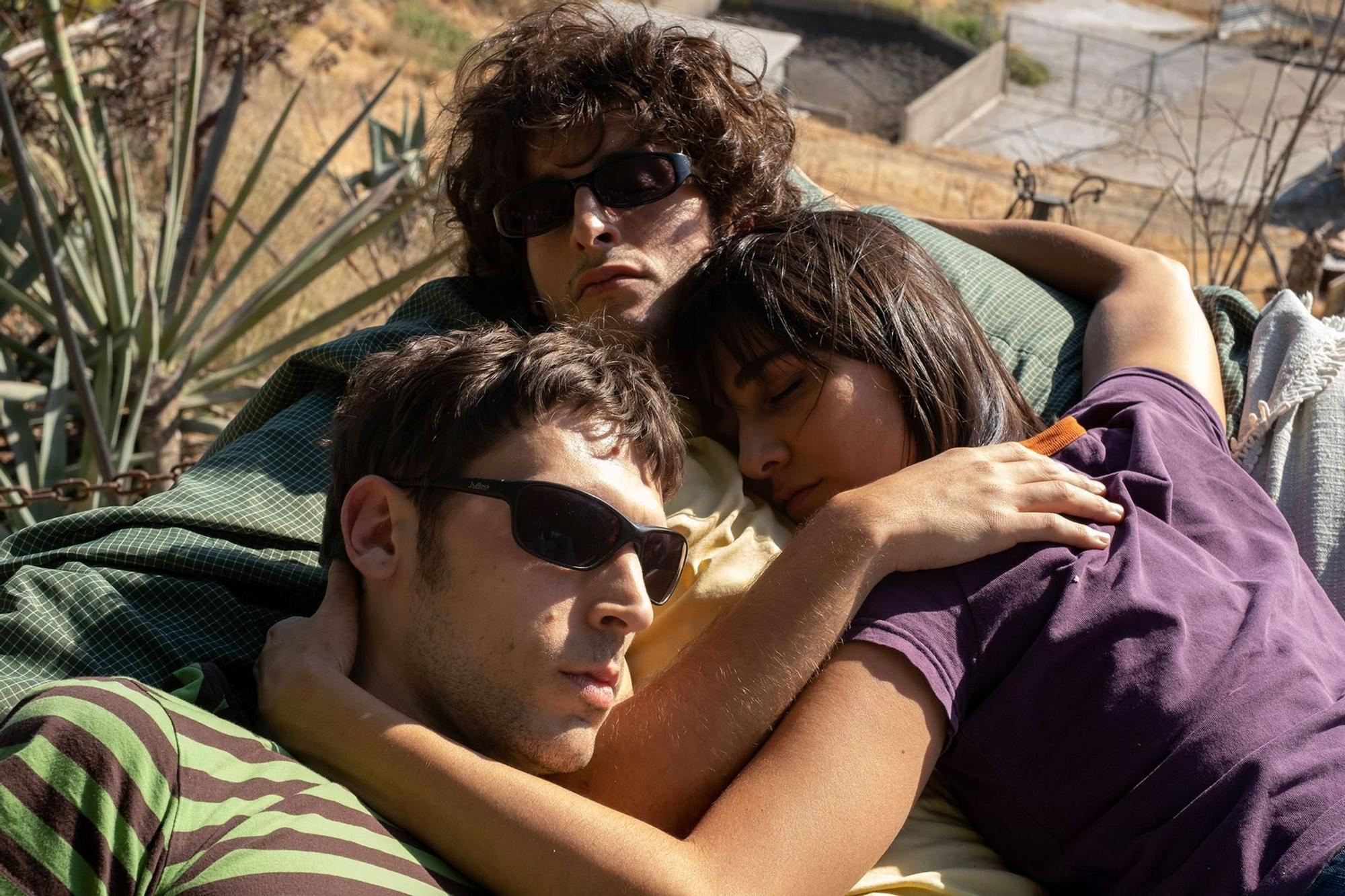 Los tres miembros de Los planetas, en una imagen de Segundo premio