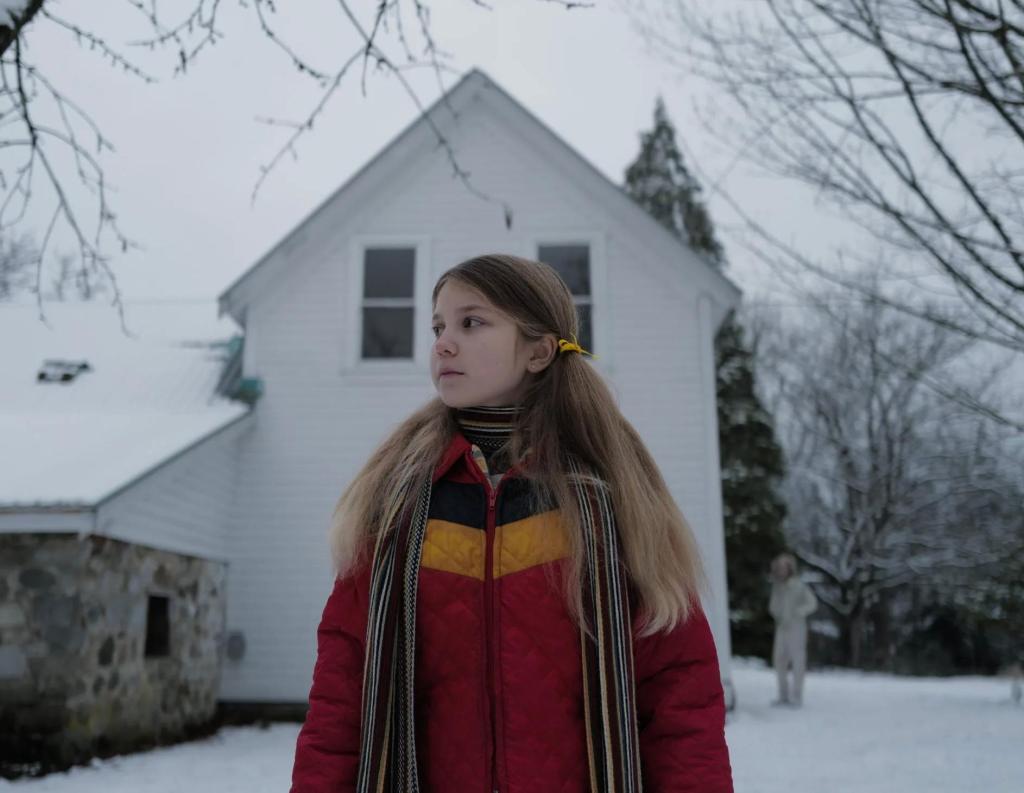 Una niña a punto de "jugar" con Longlegs