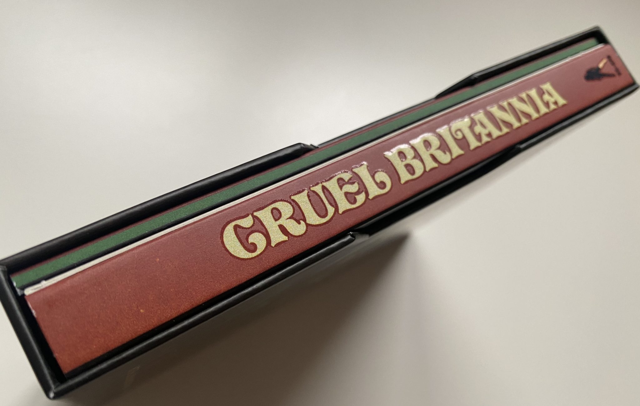 Cruel Britannia Blu-ray lateral de apertura