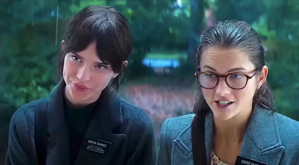 Sophie Thatcher y Chloe East llaman a la puerta de Hugh Grant