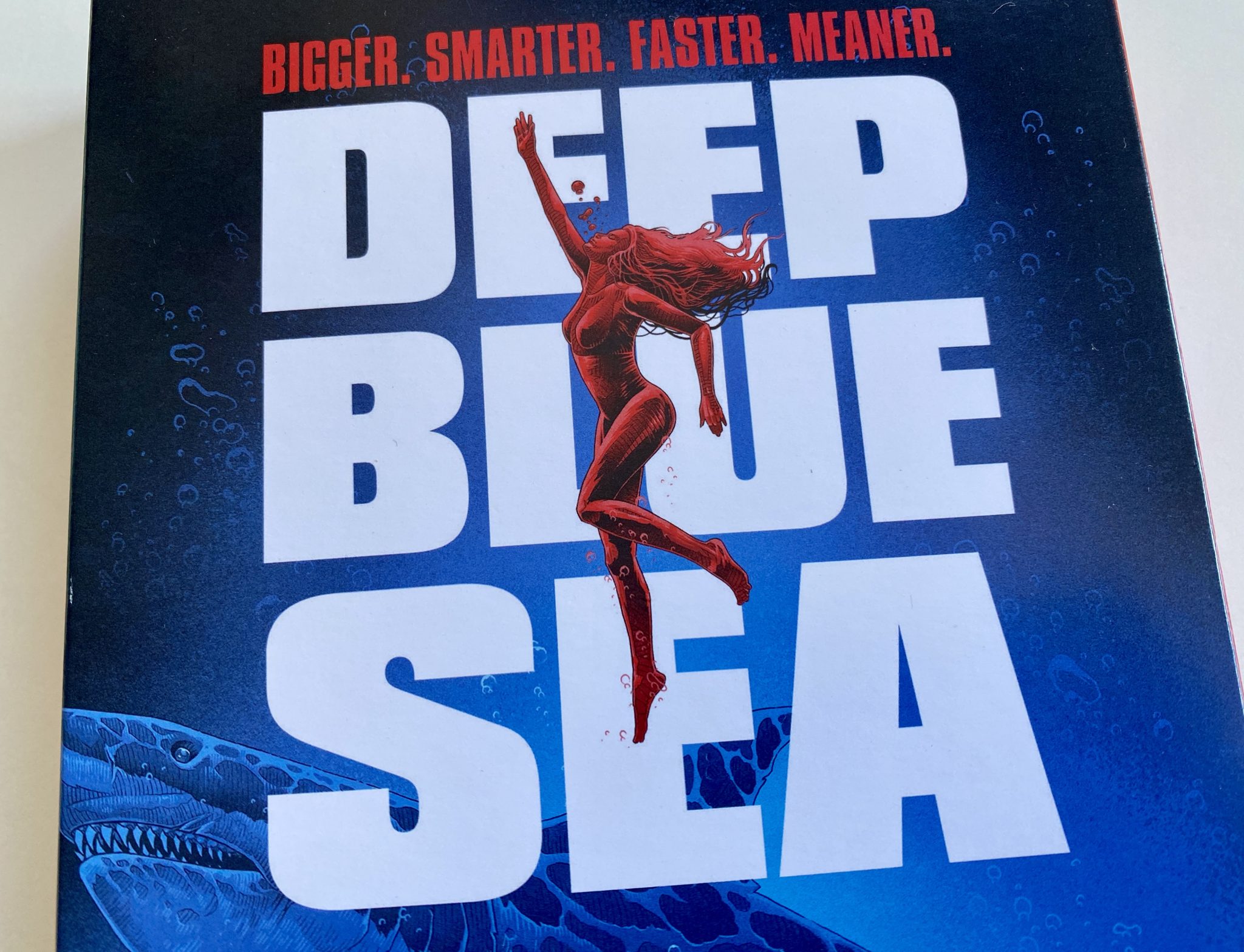 Deep Blue Sea - Portada cenital detalle