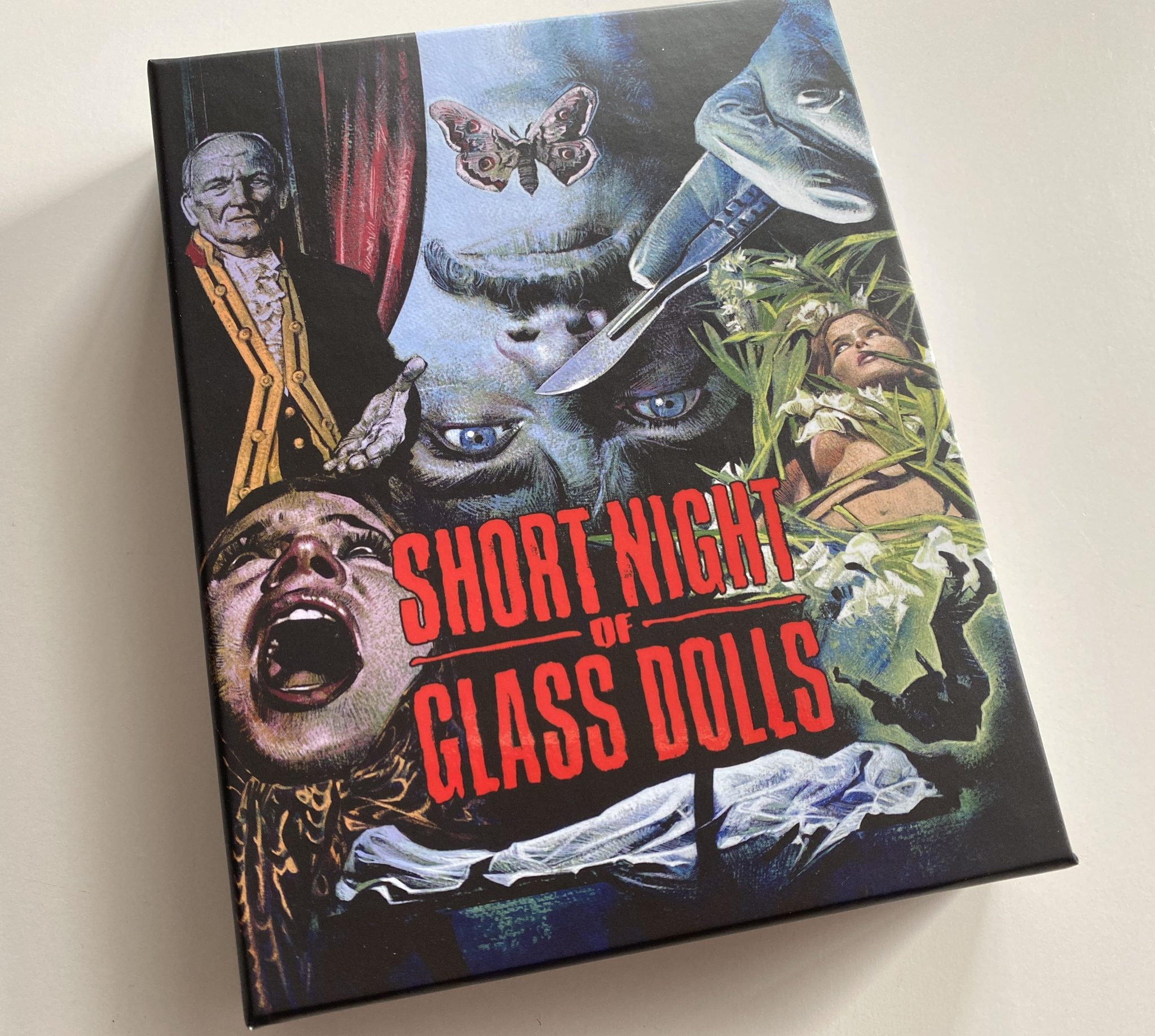 Short Night of the Glass Dolls frontal ladeado