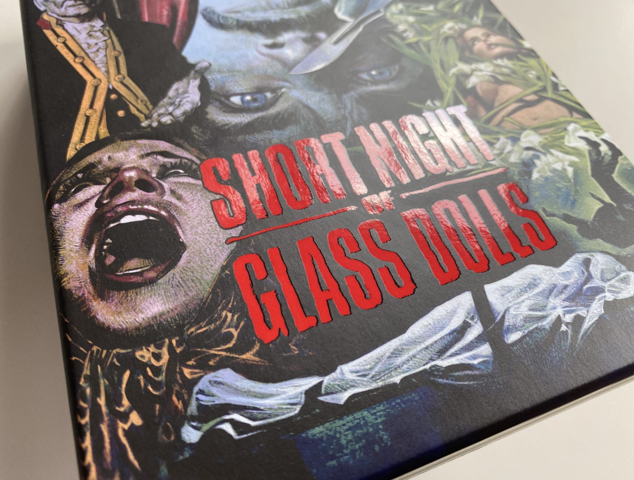 Short Night of the Glass Dolls detalle título