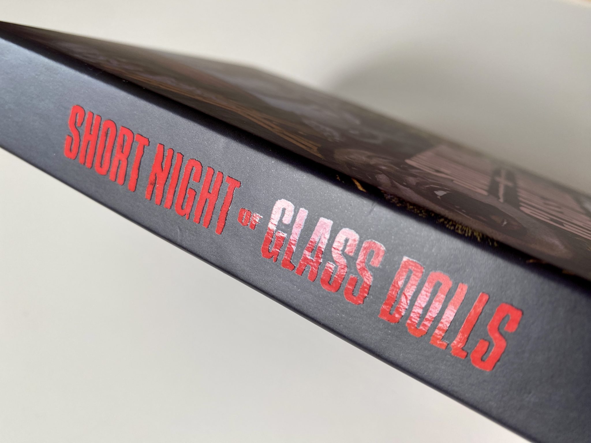 Short Night of the Glass Dolls lomo detalle letras