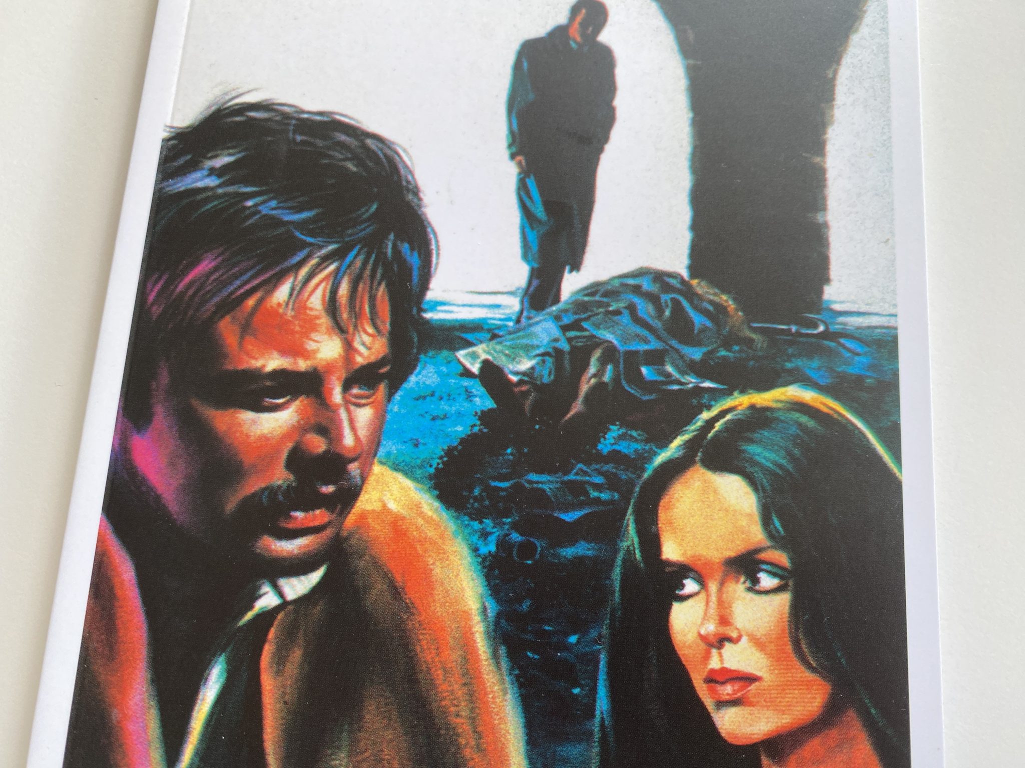 Short Night of the Glass Dolls detalle portada libro