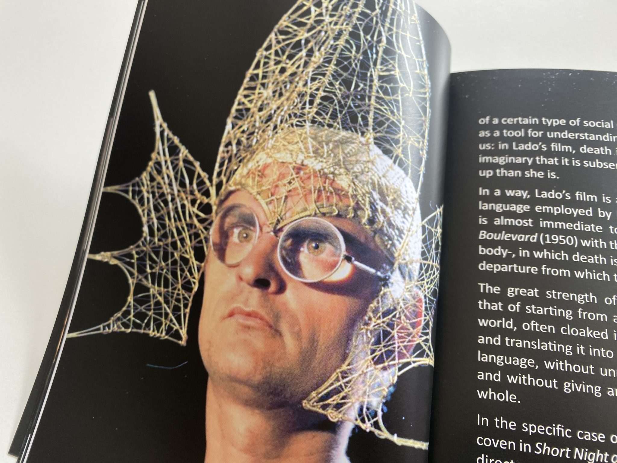 Short Night of the Glass Dolls páginas interiores libro 2