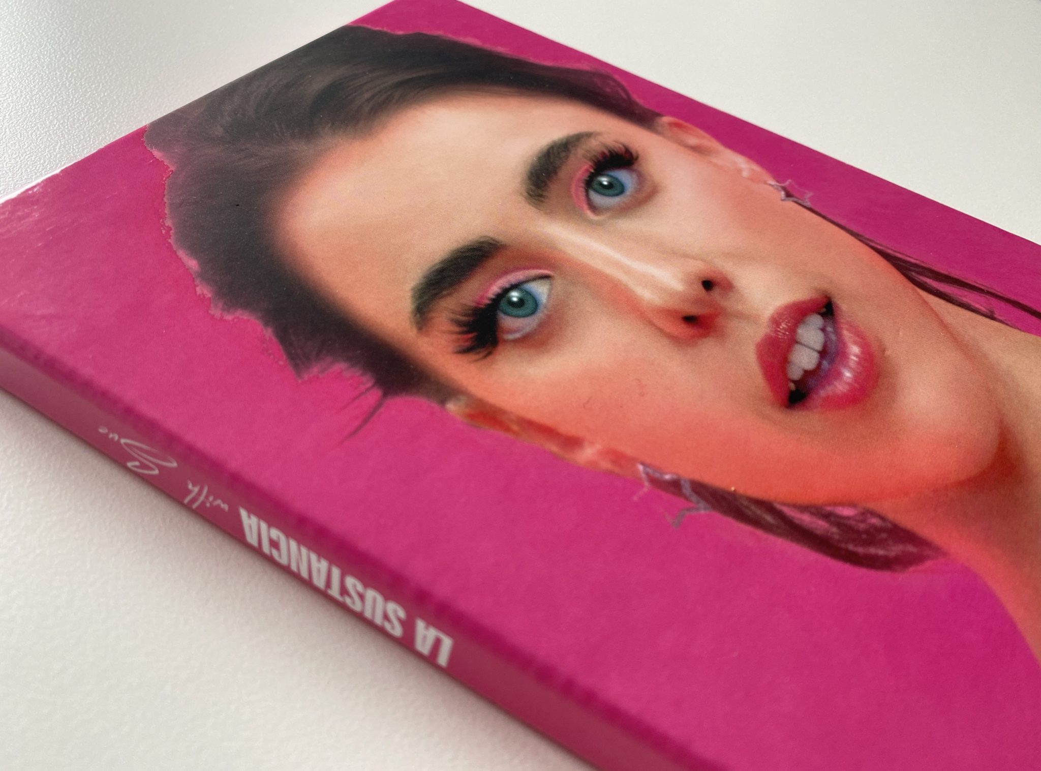 La sustancia Blu-ray Elastica - vista ladeada portada slipcase