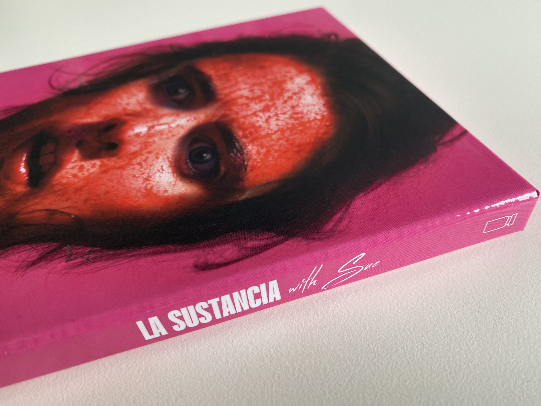 La sustancia Blu-ray Elastica - detalle título lateral slipcase