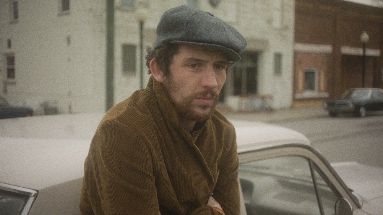 Josh O'Connor en The Mastermind, dirigida por Kelly Reichardt