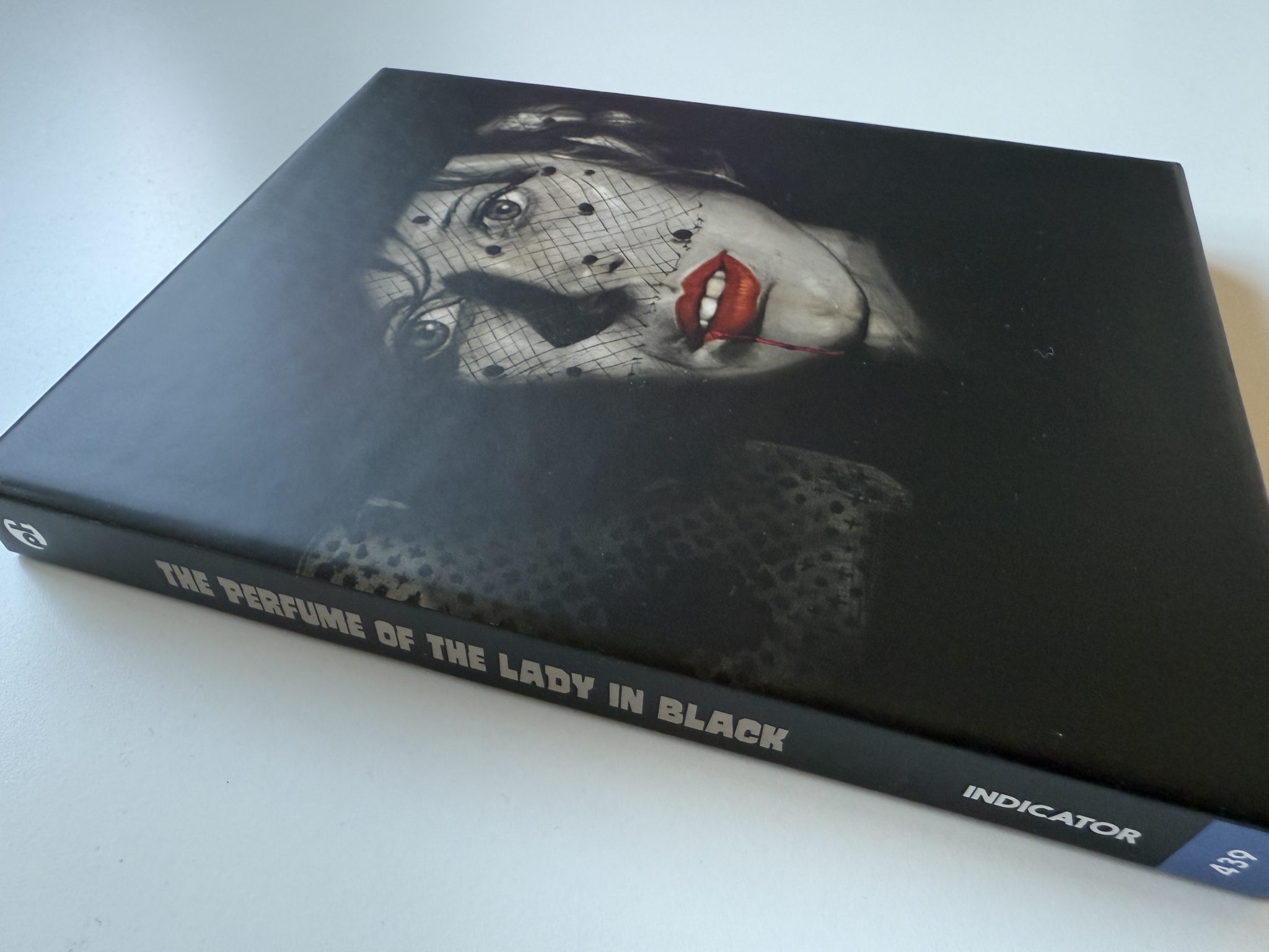 The Perfume of the Lady in Black 4k - Spine