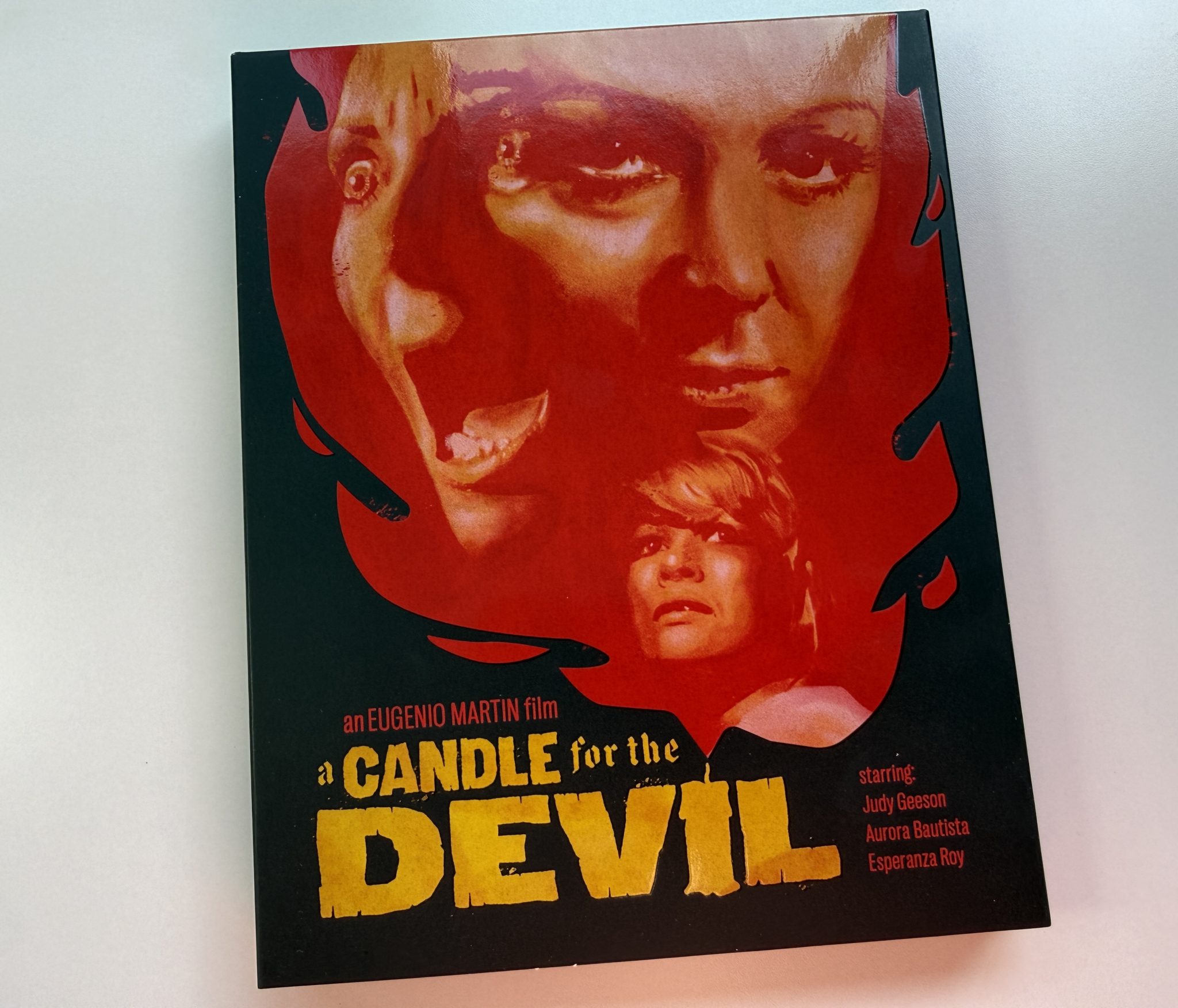 Una vela para el diablo 4K - Slipcover front