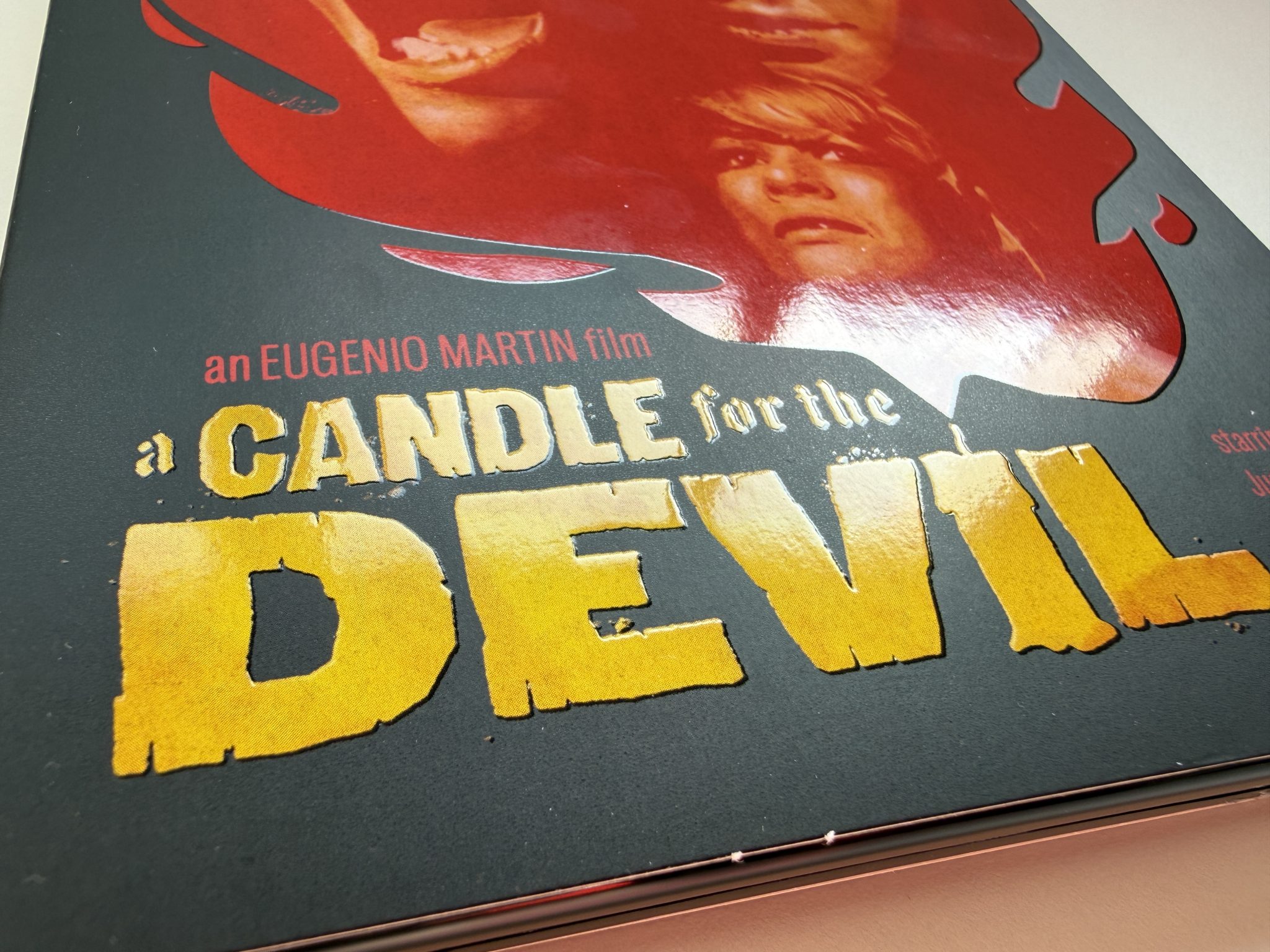 Una vela para el diablo 4K - Slipcover bottom