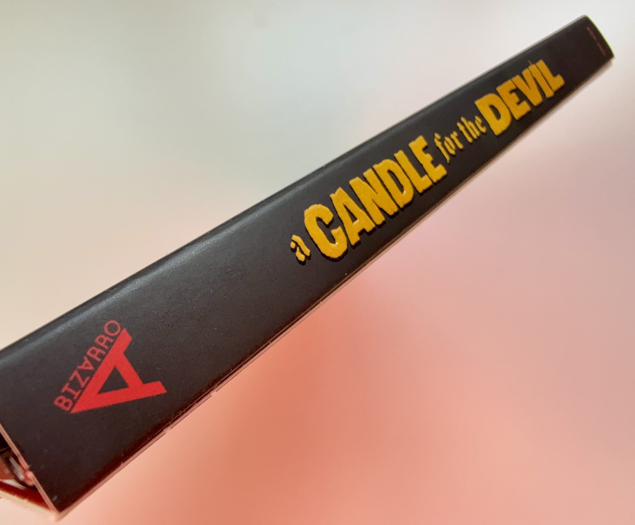 Una vela para el diablo 4K - Slipcover spine