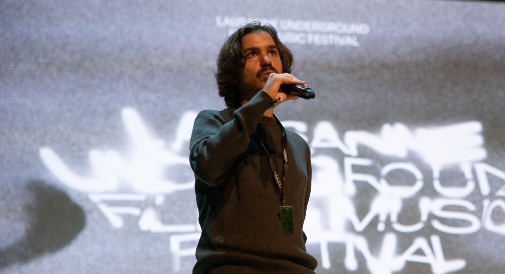 Alberto Sedano presentando "Exorcismo: The Transgressive Legacy of Clasificada “S”