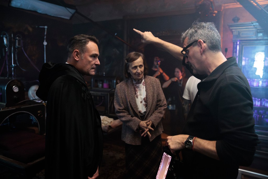 Cristian Bernard dando indicaciones en el rodaje de Bajo tus pies