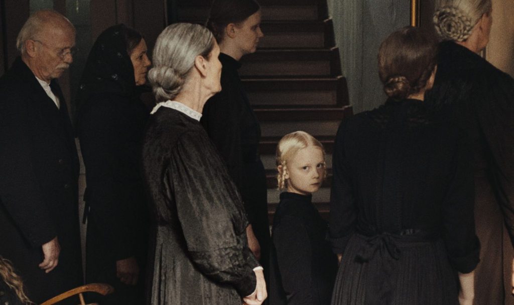 Una imagen de El sonido de la caída, dirigida por Mascha Schilinski