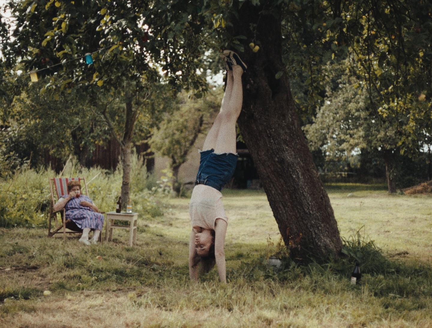 Lena Urzendowki en El sonido de la caída, dirigida por Mascha Schilinski