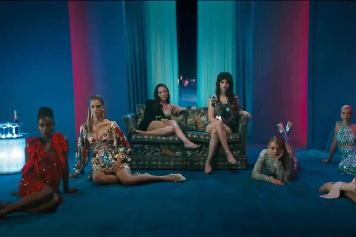 Grupo de actrices en Su propio infierno, dirigida por Nicolas Winding Refn