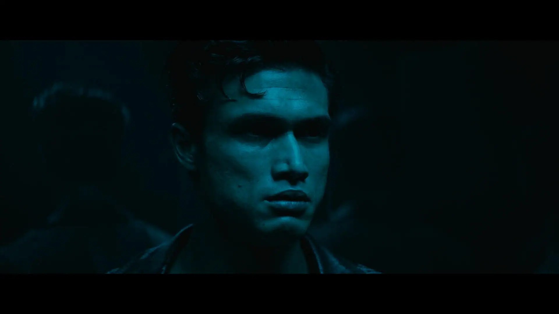 Charles Melton en Su propio infierno, dirigida por Nicolas Winding Refn